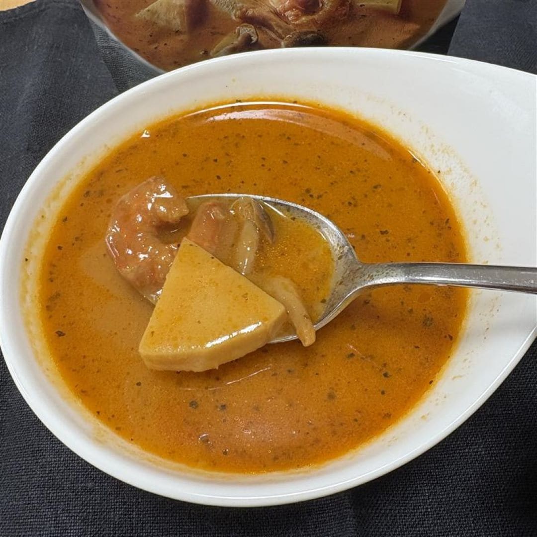 タケノコをスプーンですくっている画像