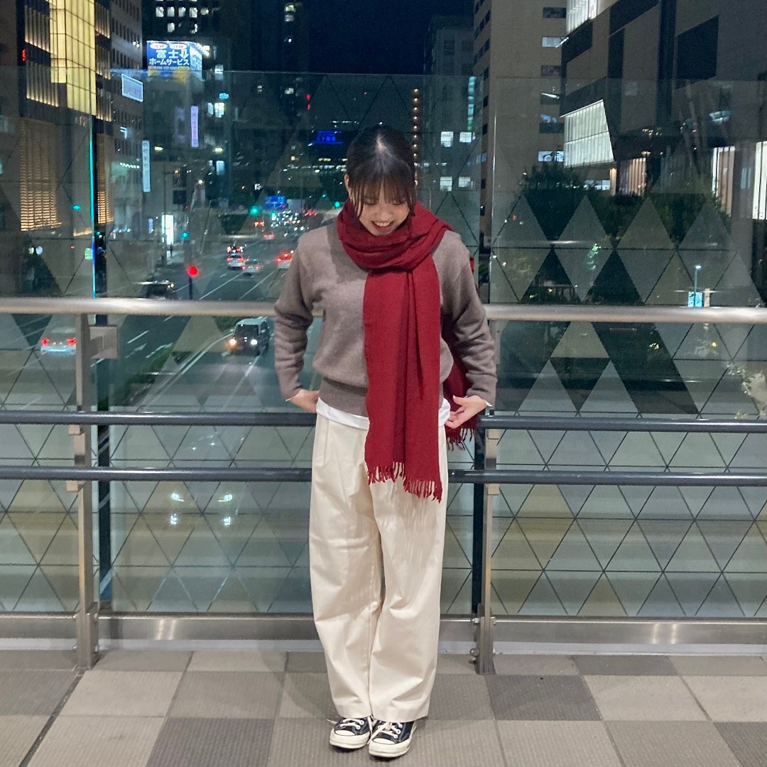 セーターを着た女性の写真