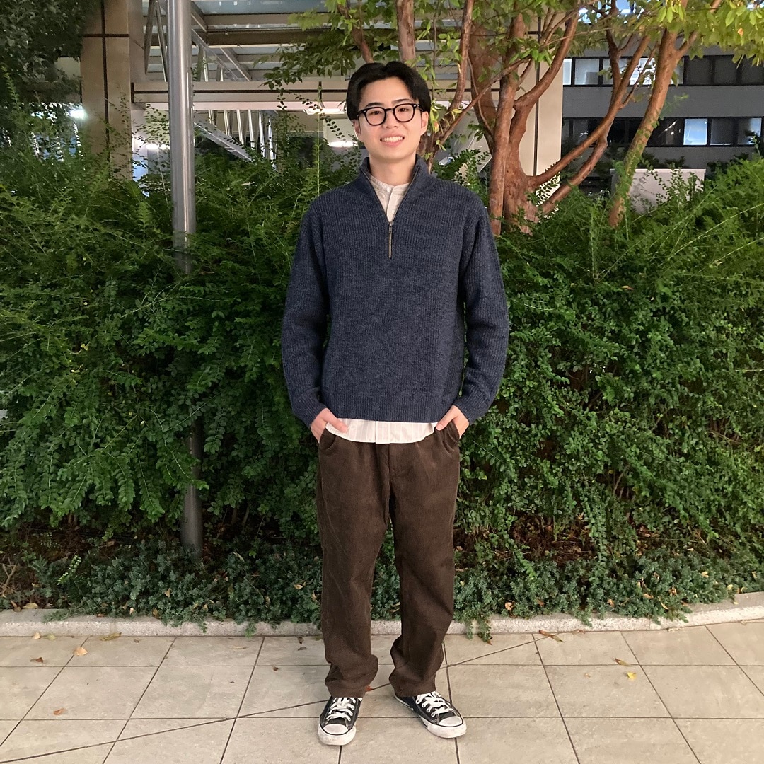 立っている男性の写真