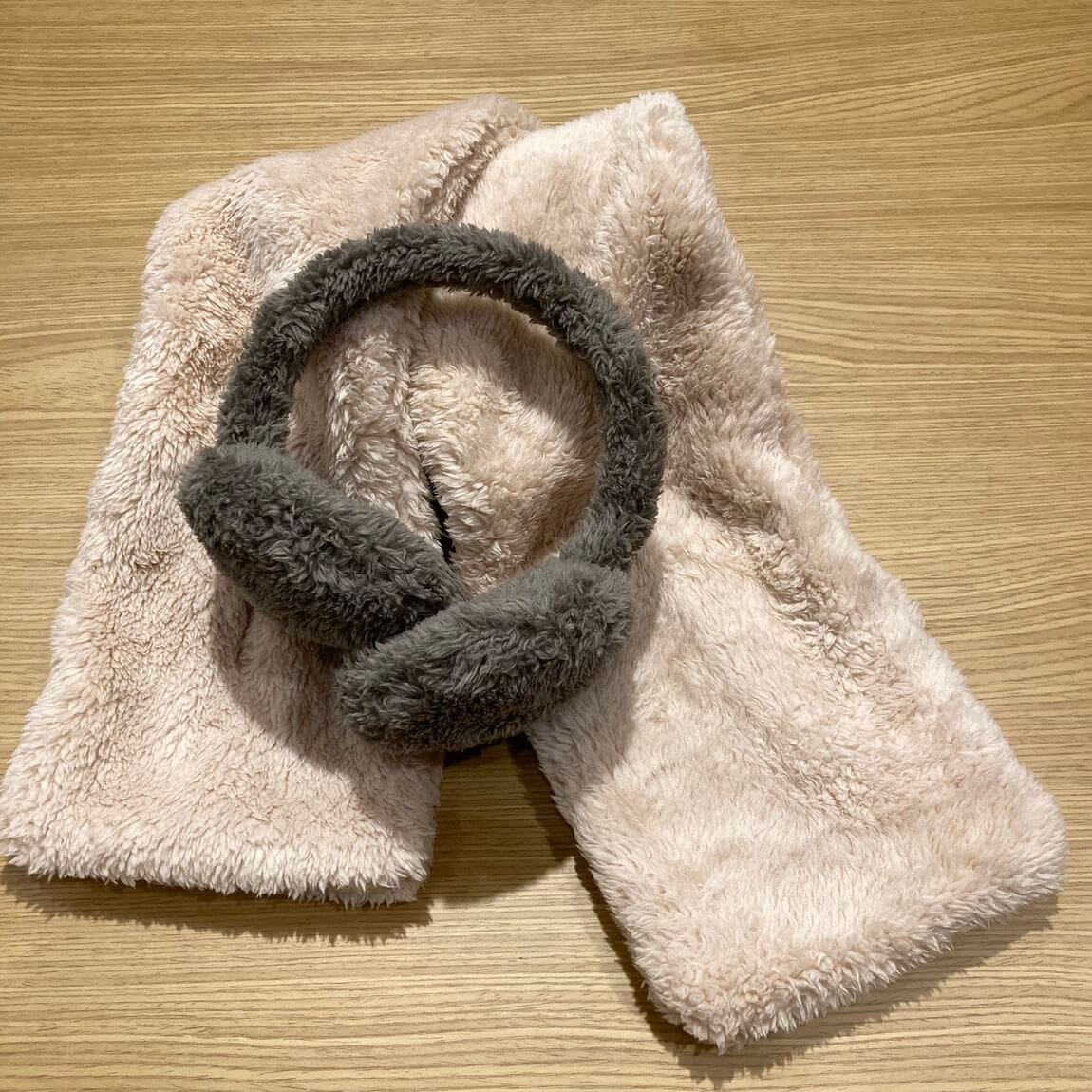 再生ポリエステルあったかボアイヤーマフ モカブラウンと再生ポリエステルあったかボアマフラー ピンクの写真