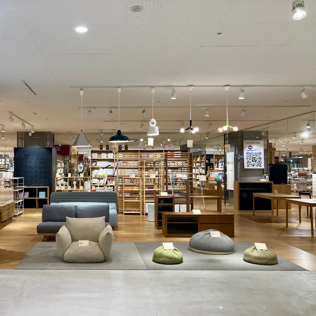 現品限りの家具売場の写真