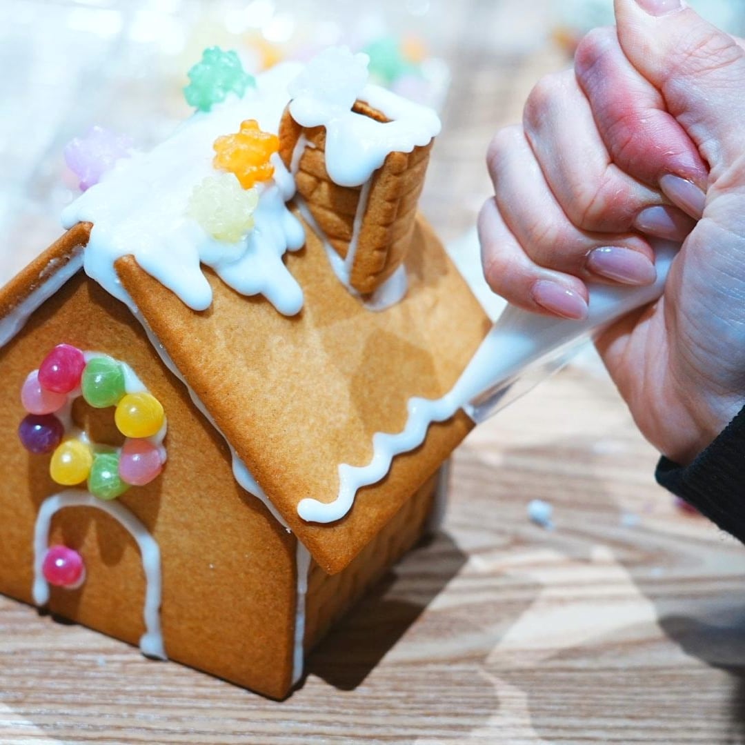 屋根を飾り付けるところ