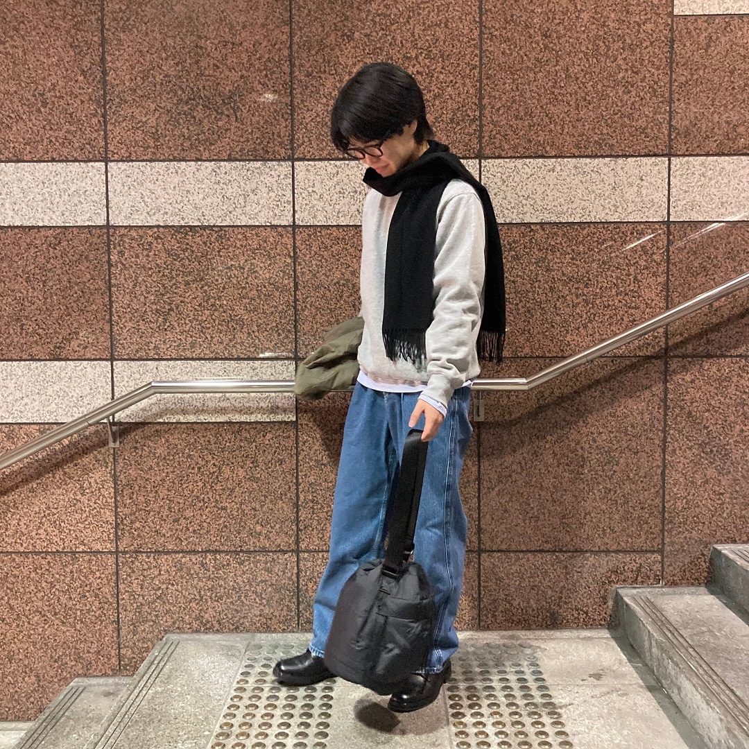 マフラーを巻いている男性の写真