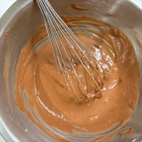 泡立て器で混ぜている画像