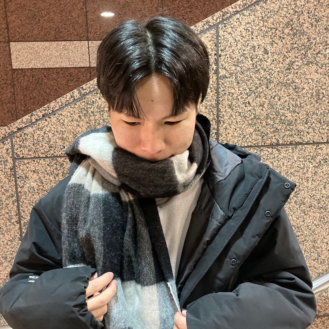 マフラーを巻いている男性の写真