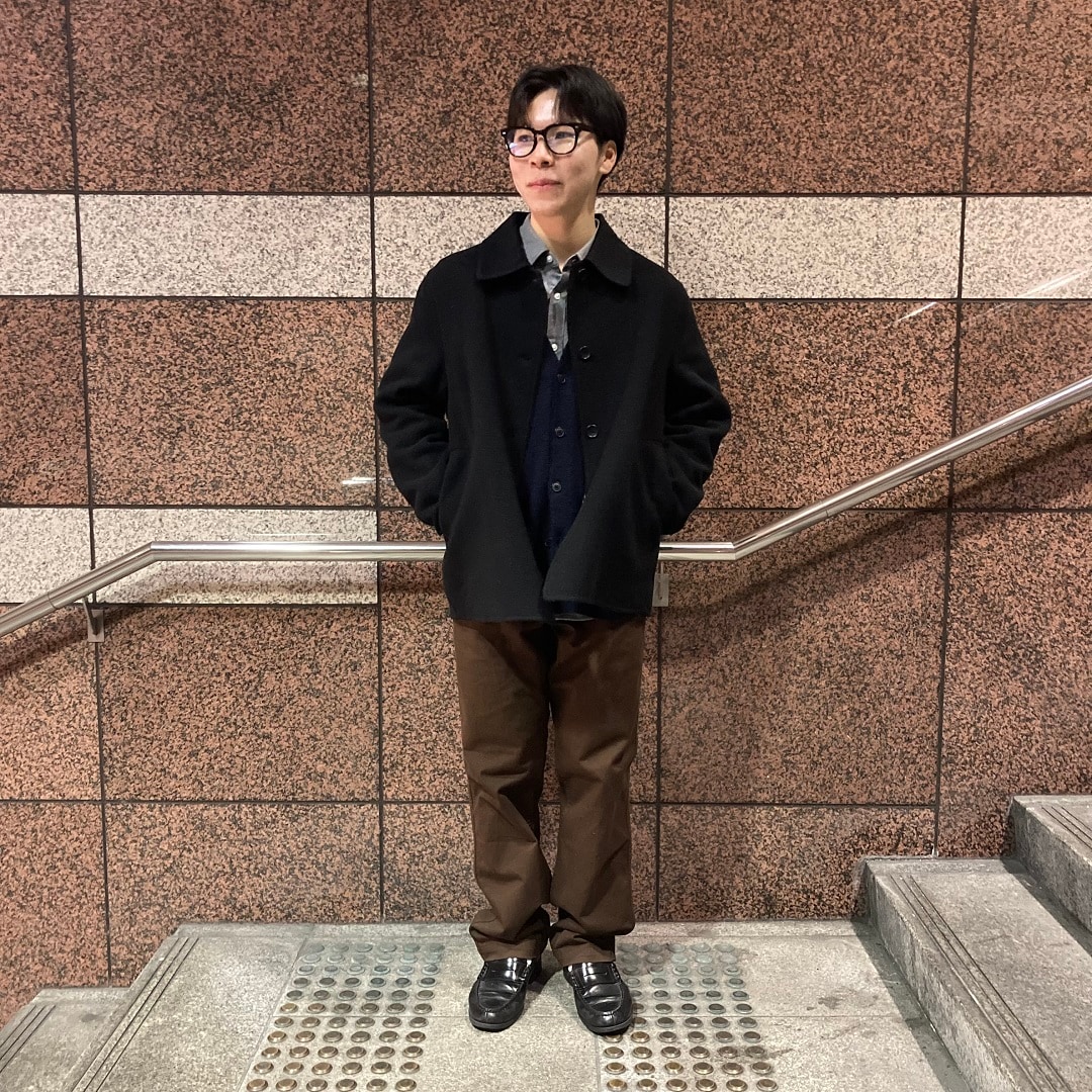 メガネをかけている冬服の男性の写真