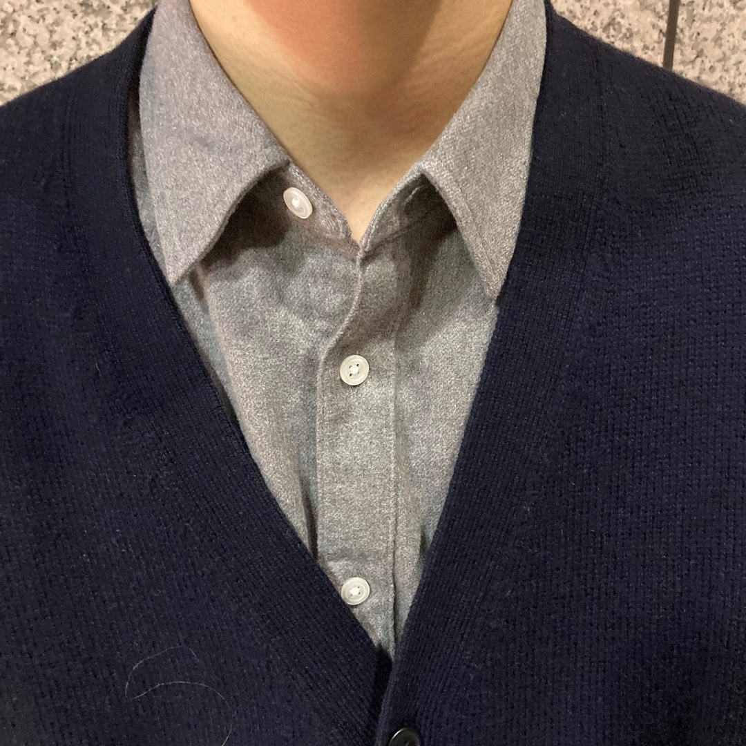 メガネをかけている冬服の男性の写真