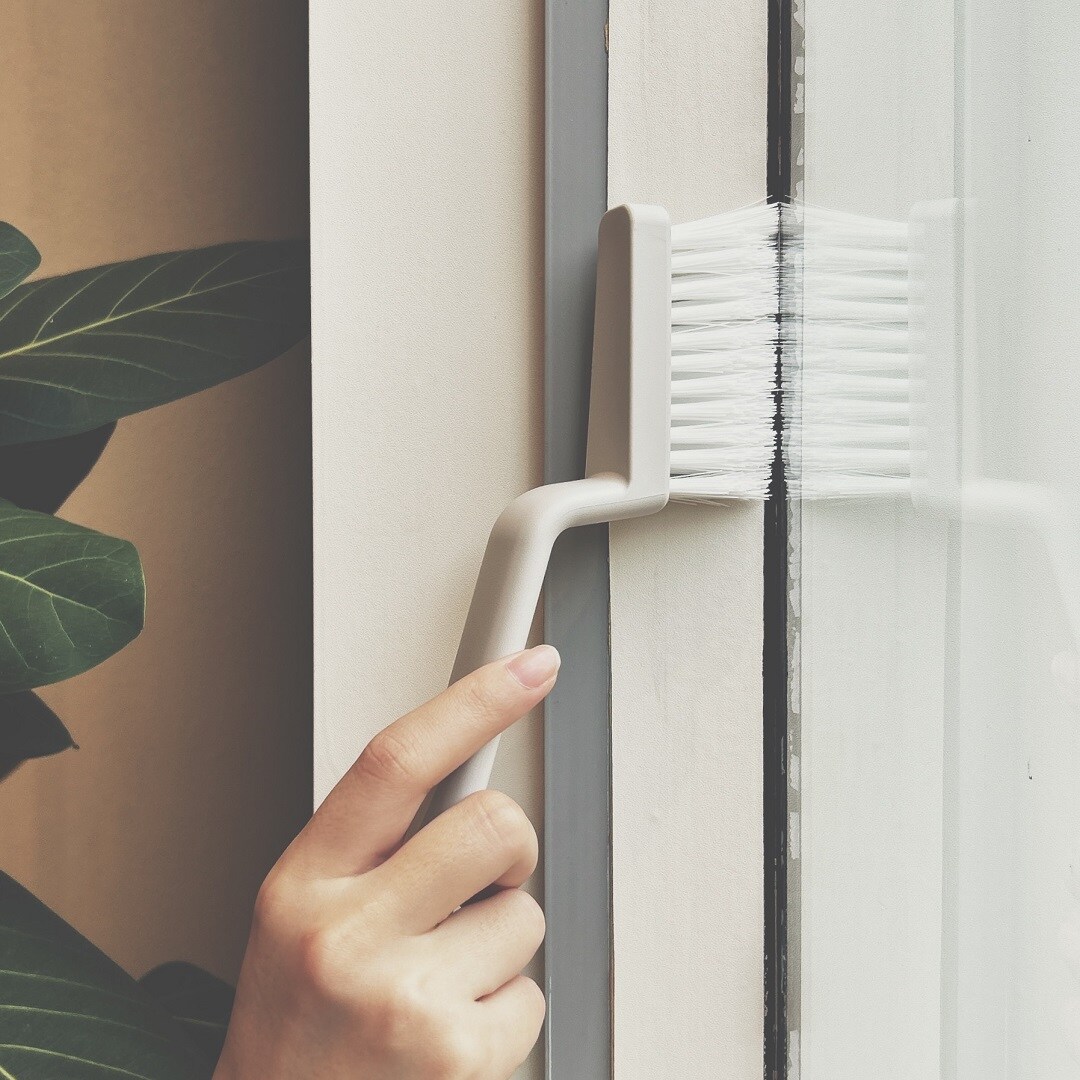 ブラシで隙間を掃除しているところ