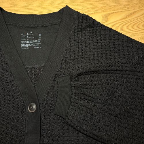 ざっくり編んだ長袖カーディガンの襟元と袖のアップ