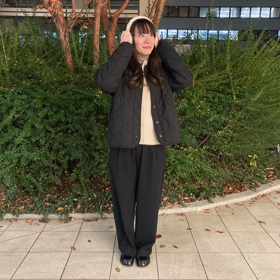 立っている女性の写真