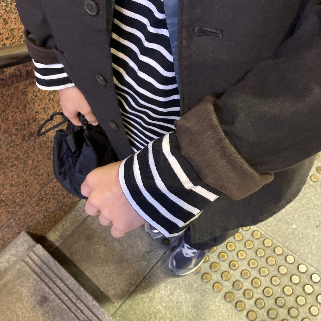 男の子が立っている写真