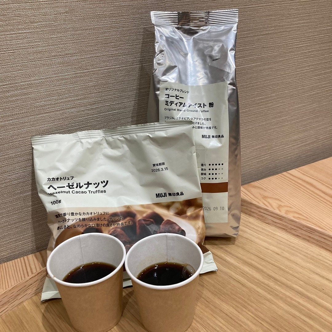 紙コップにいれたコーヒー