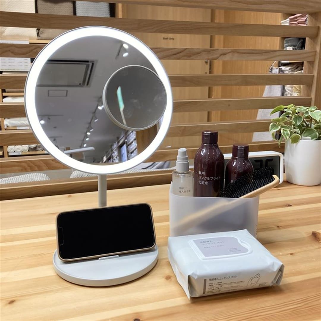 ミラー、化粧品、スマホ