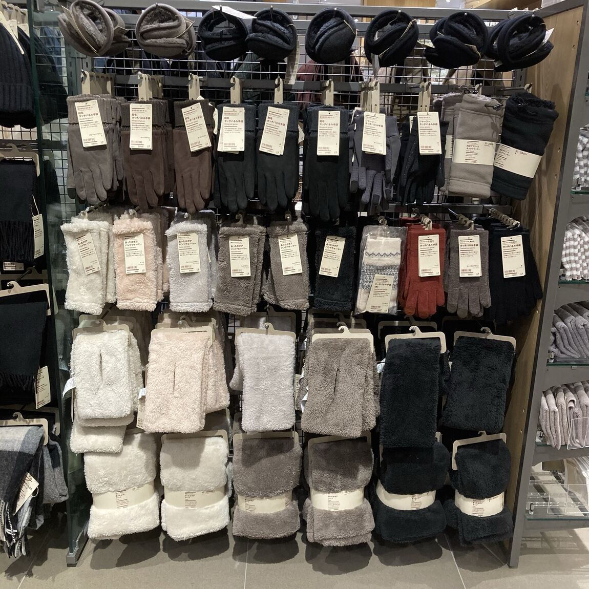 帽子・マフラー以外の防寒小物の売り場の写真