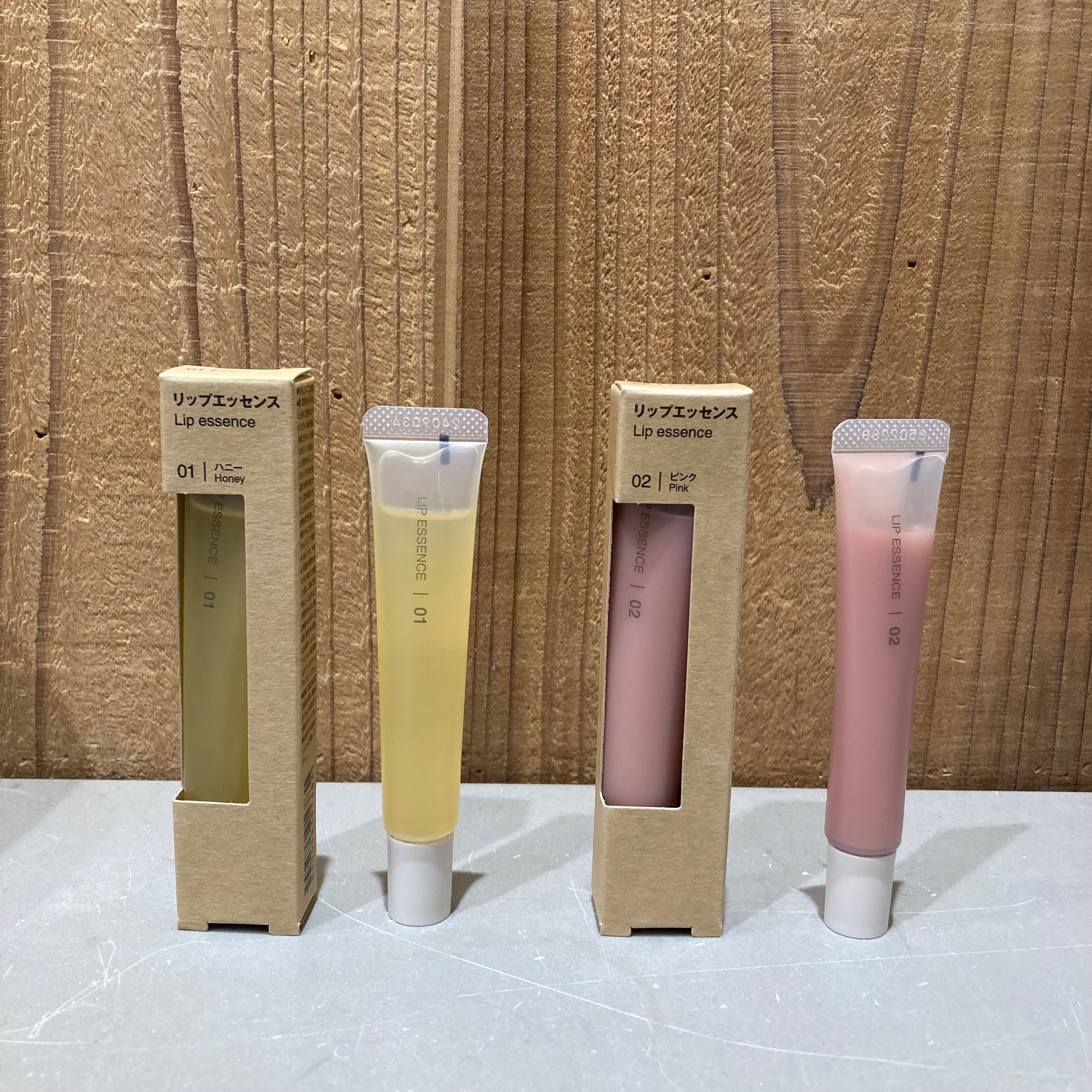 リップエッセンスを箱から出したようすの写真