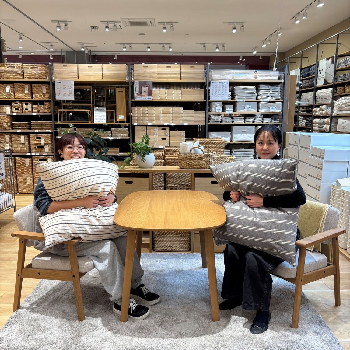 クッション抱えてる写真