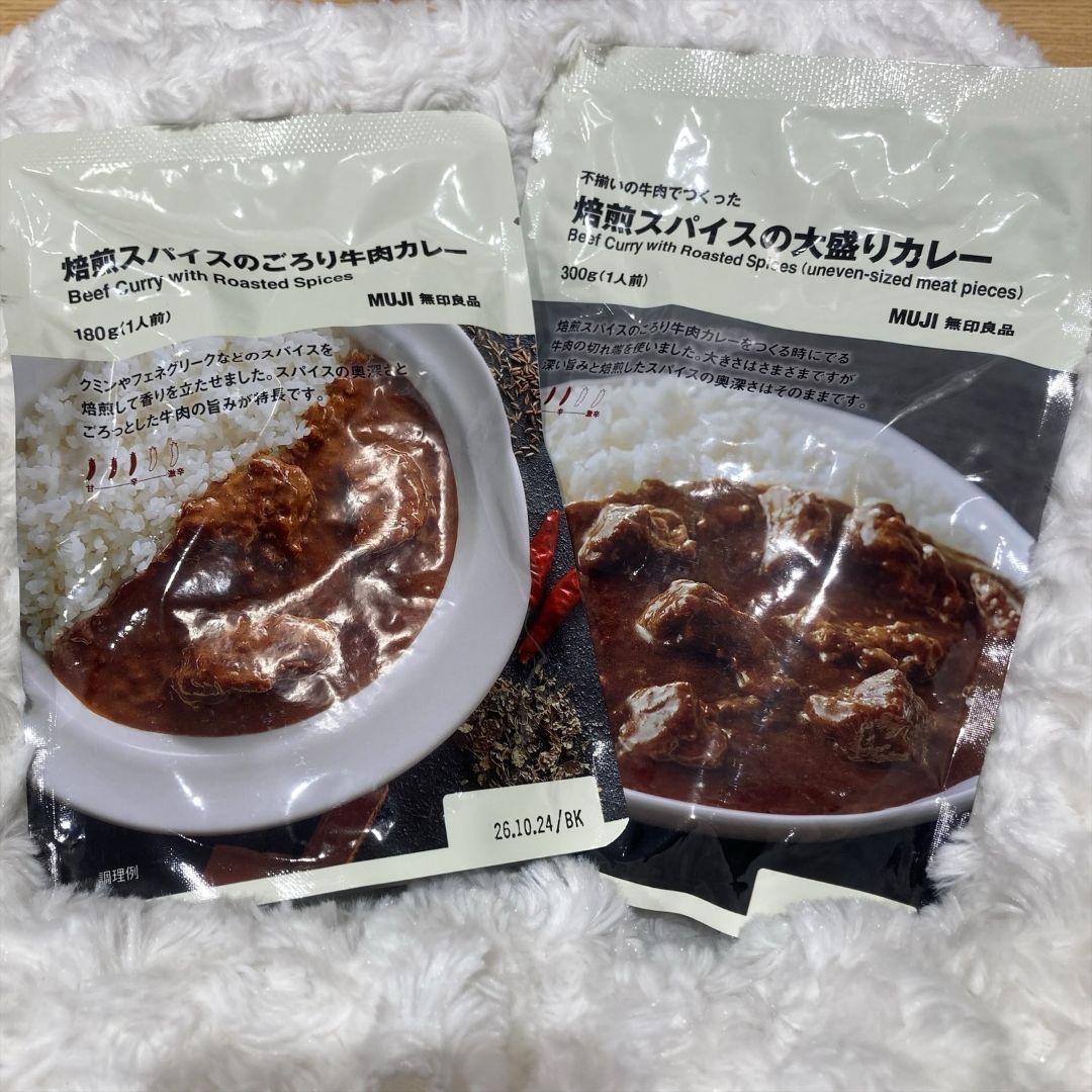 不揃いの牛肉でつくった焙煎スパイスの大盛りカレーと焙煎スパイスのごろり牛肉カレーの比較画像