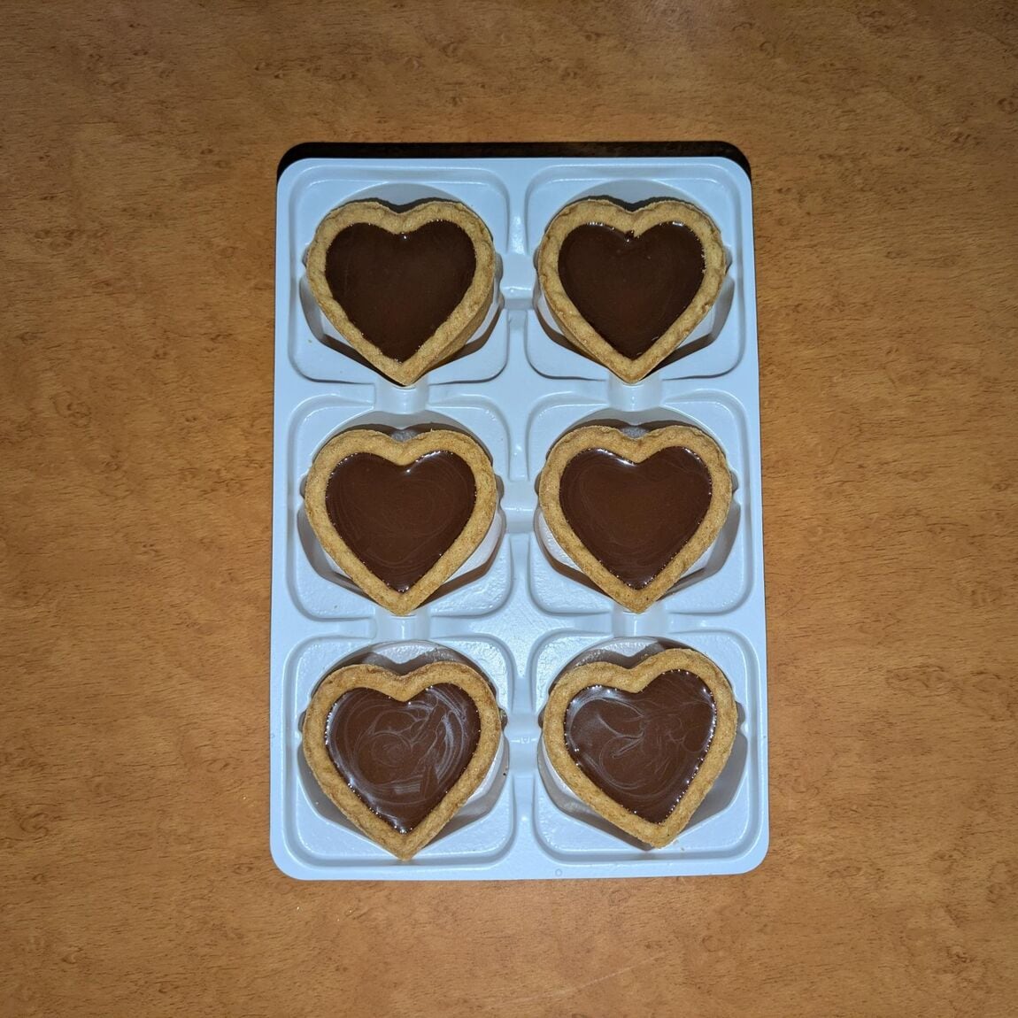 タルト型にチョコレートを流し込んでいる様子