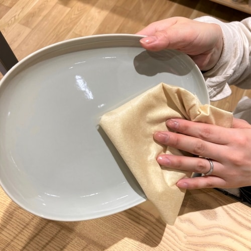 食器を拭いている画像