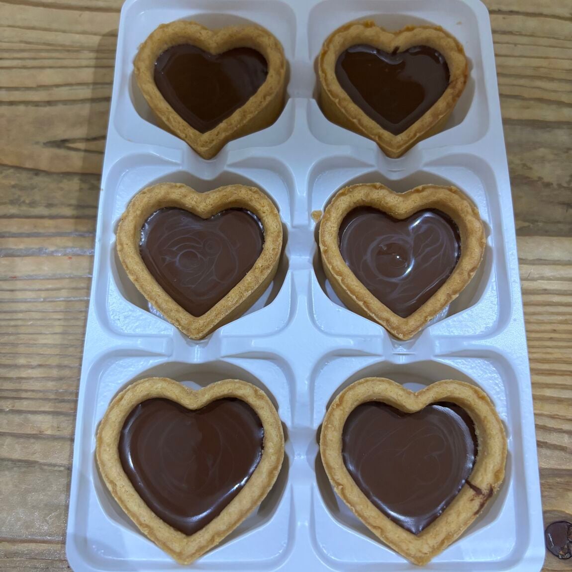 タルトに溶かしたチョコを流し込みます