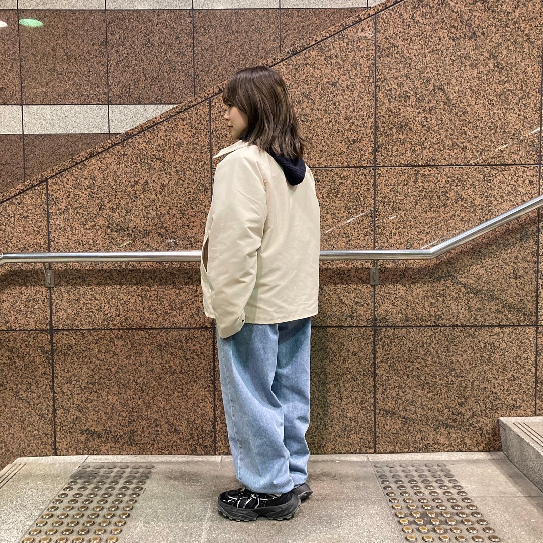 女の子が立っている写真