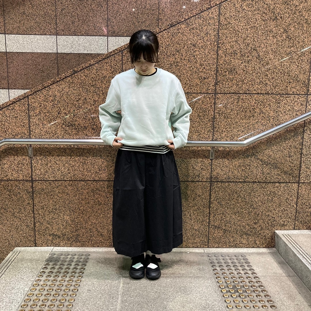 立っている女性の写真