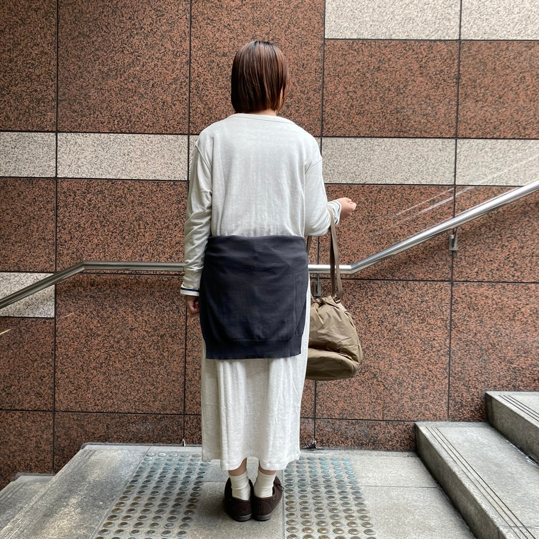 女の子が立っている写真