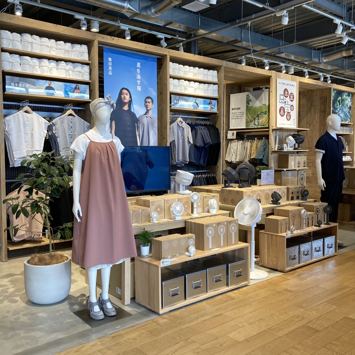 正面入口すぐの売り場