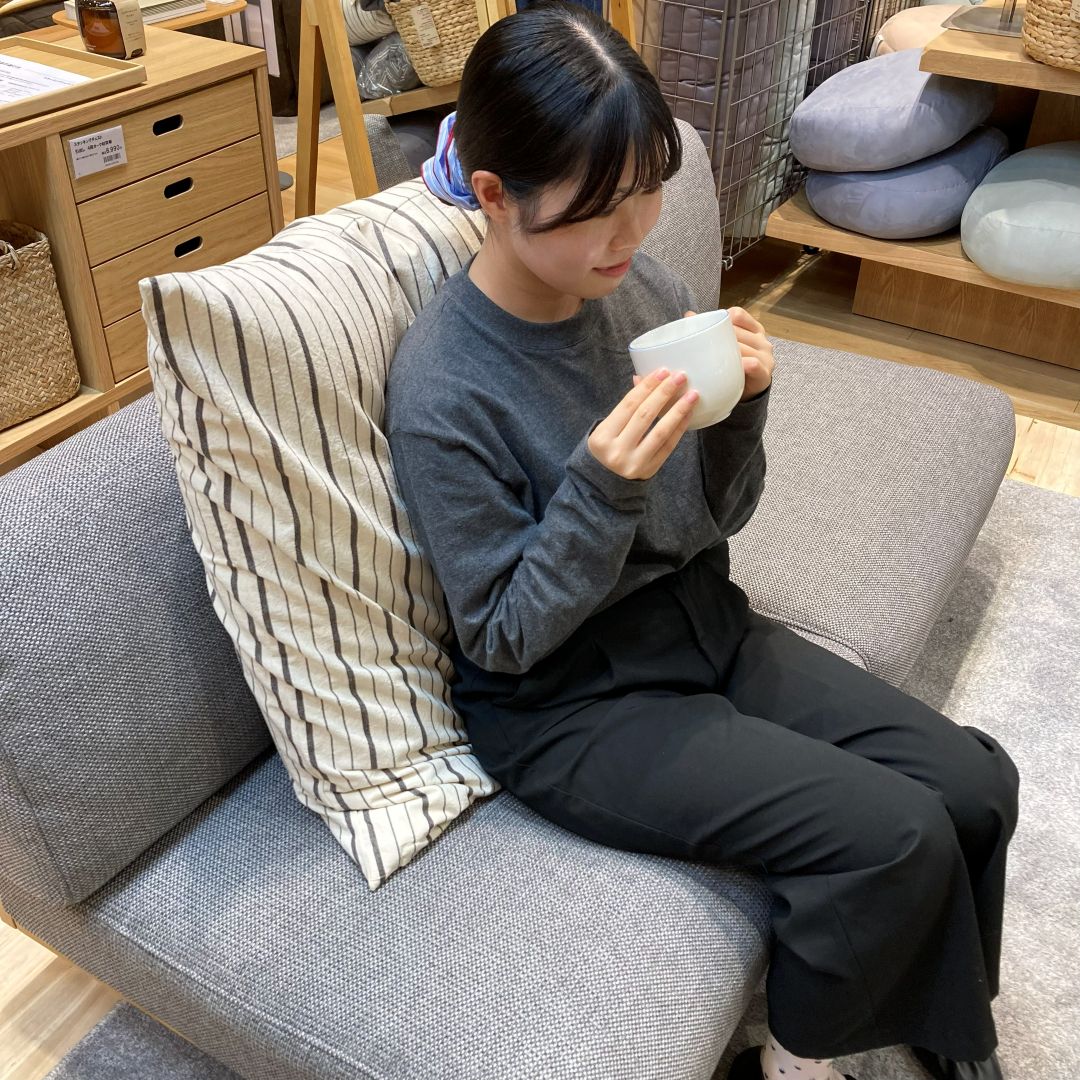 クッションにもたれている様子