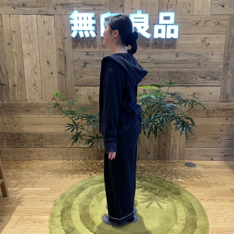 後ろを向いている女性