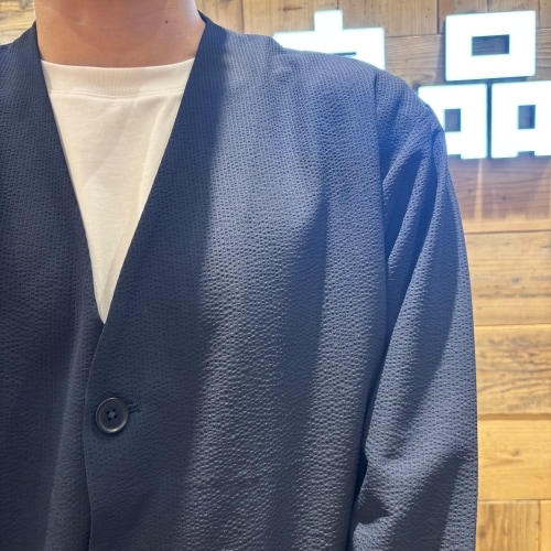 ネイビーのジャケットのアップ