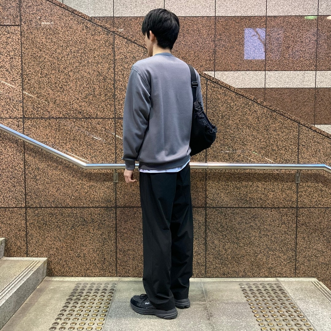 グレーの服を着た男性の写真