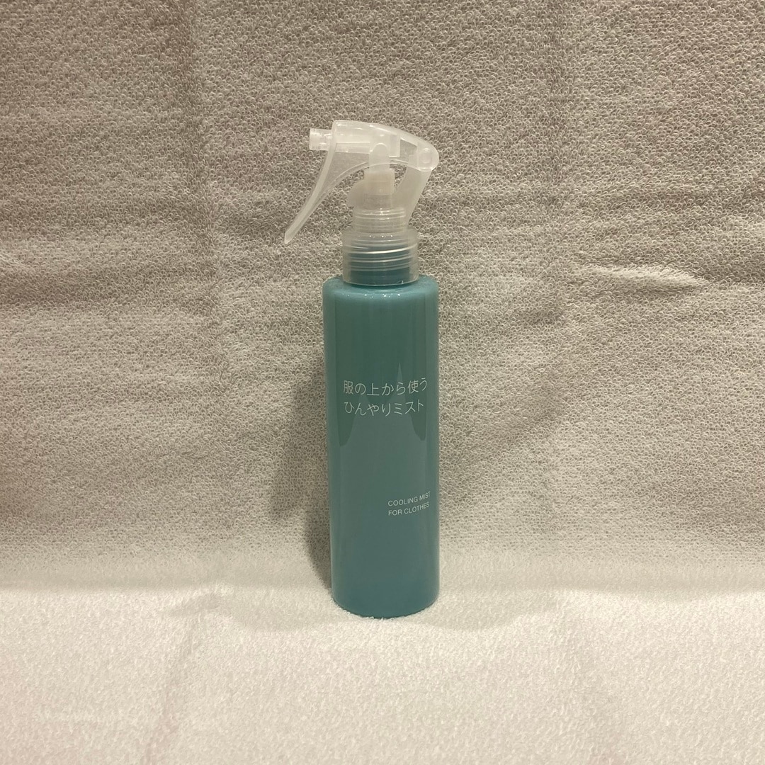 服の上から使うひんやりミストの写真