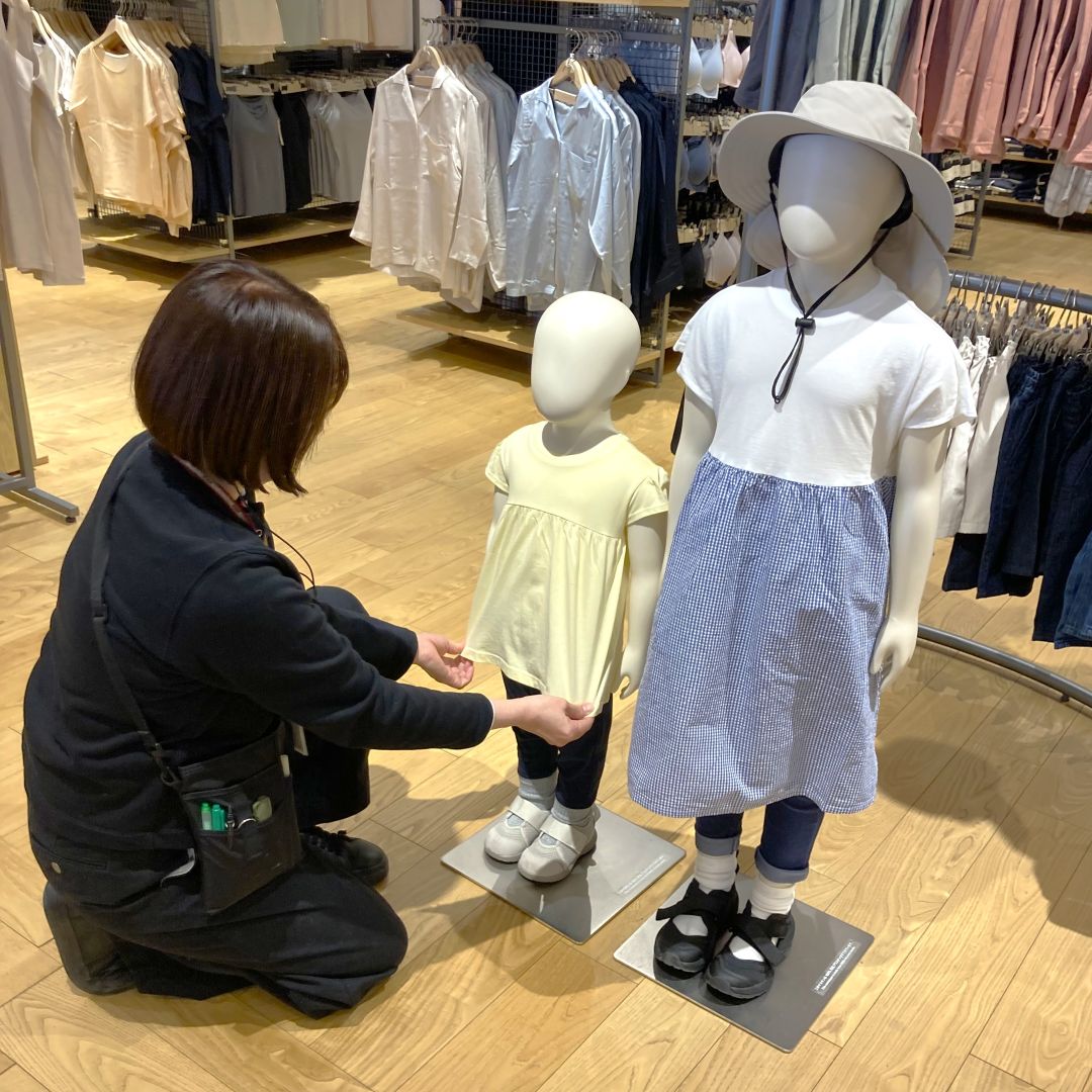 着付けている