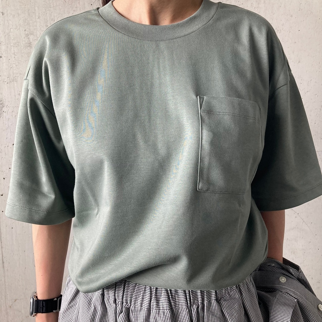 服を着た立っている女性の写真。