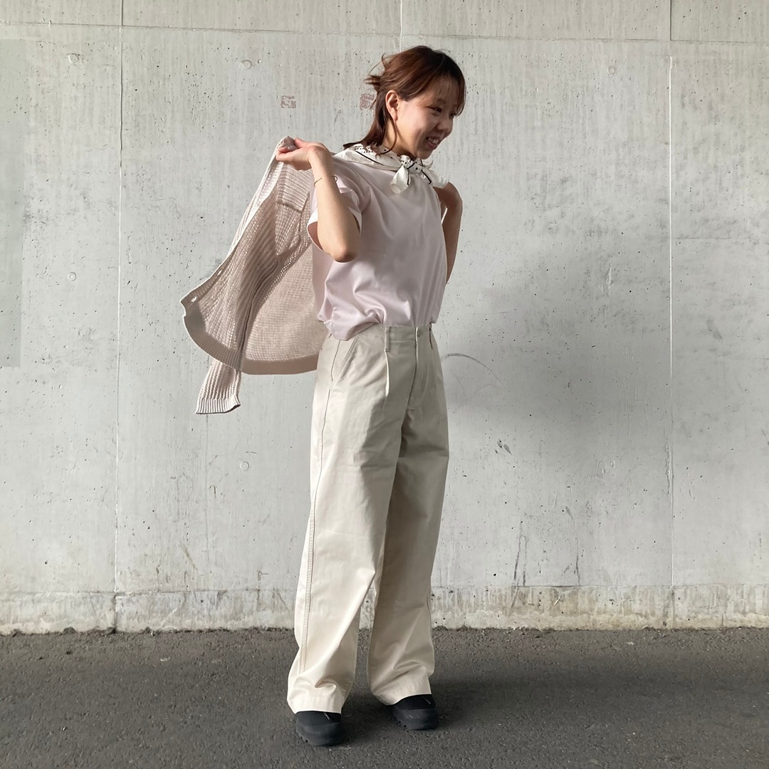 服を着た立っている女性の写真。