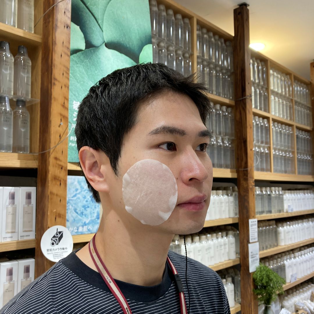 顔にエッセンスパッド