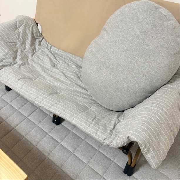 ひんやり綿のカバーとクッションで整えたさらっと座れるくつろぎスペース