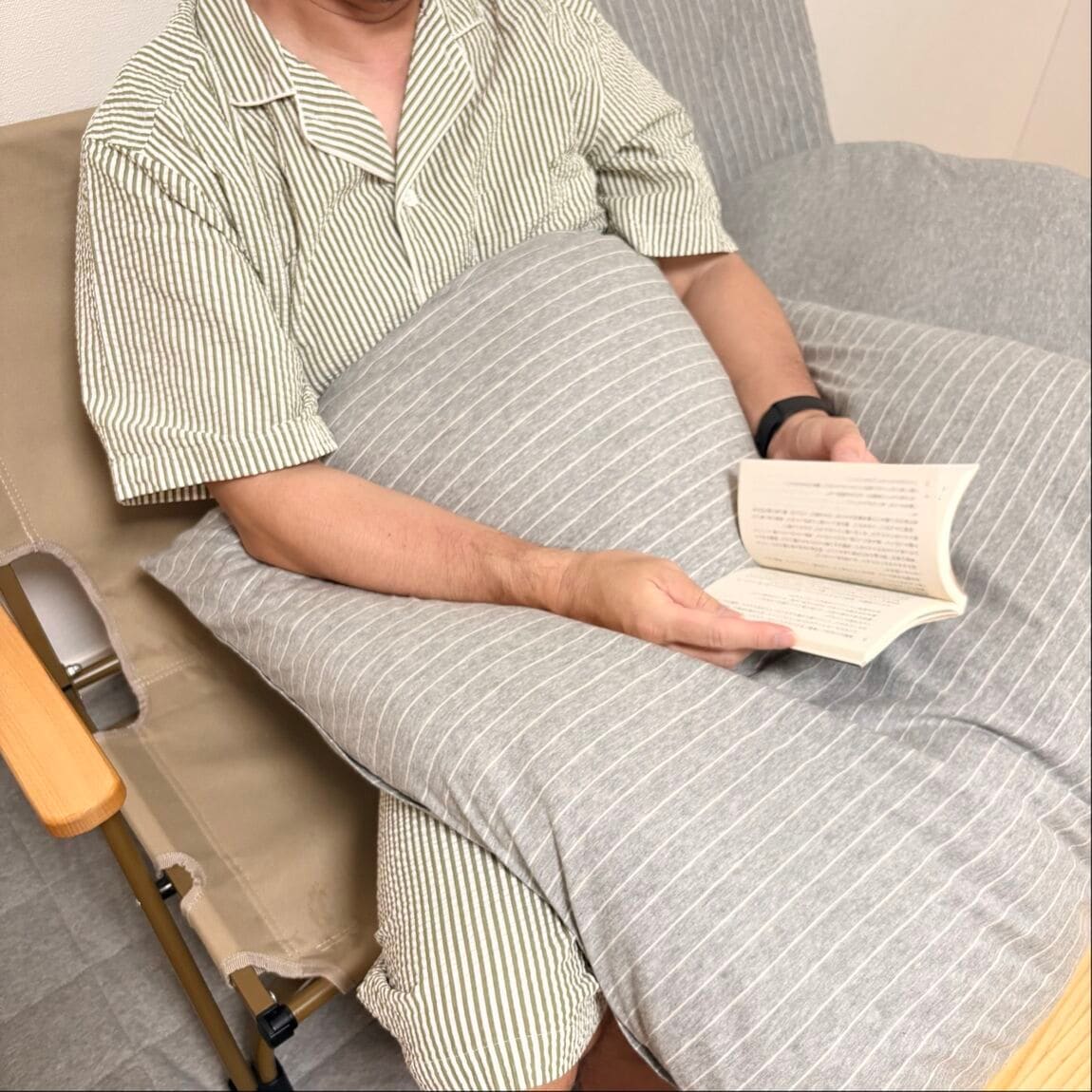 ひんやり綿クッションとラグで読書を楽しむ梅雨時期のリラックスタイム