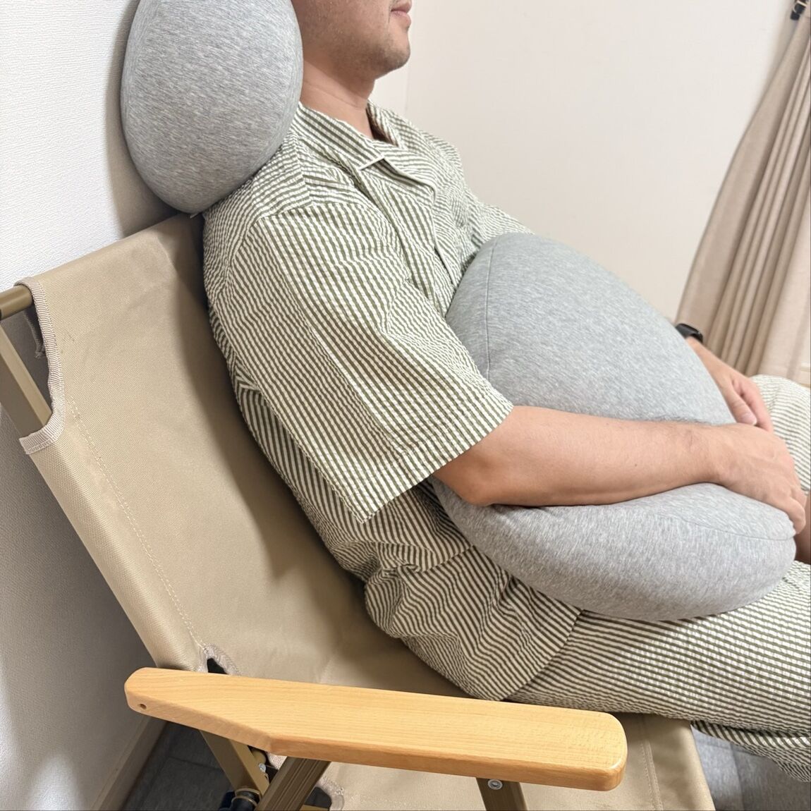 ひんやり綿クッションを抱えてくつろぐさらっとした使用シーン