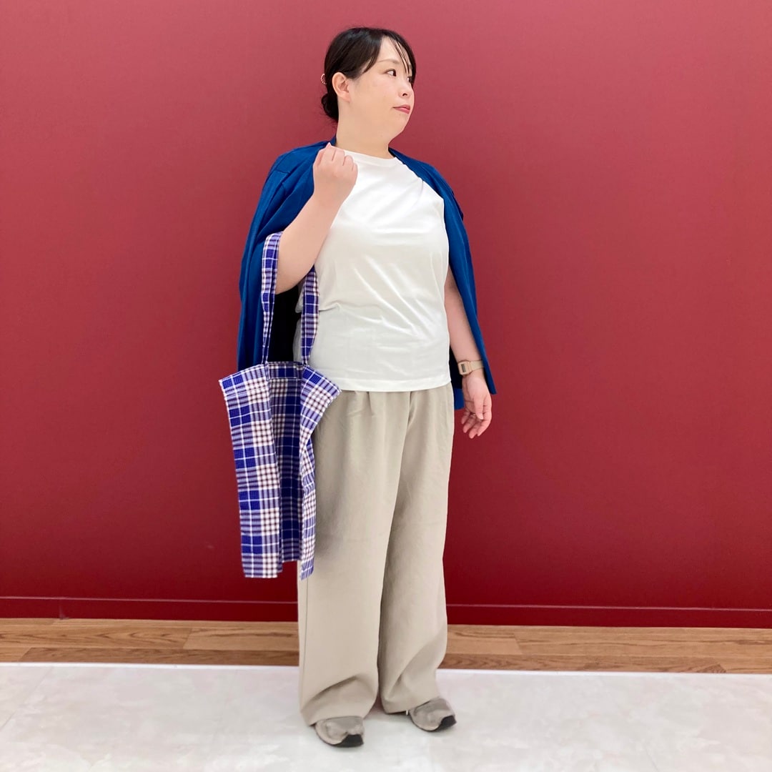 全身写真　カーディガン肩掛け