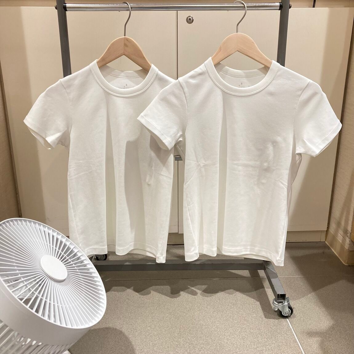 洗濯物を乾かすサーキュレーターの画像