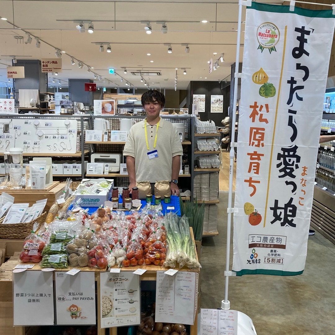 稲田さんが野菜を販売している写真