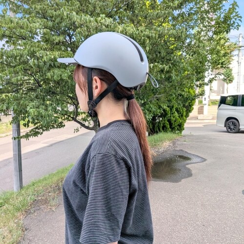 ヘルメットをかぶった女性