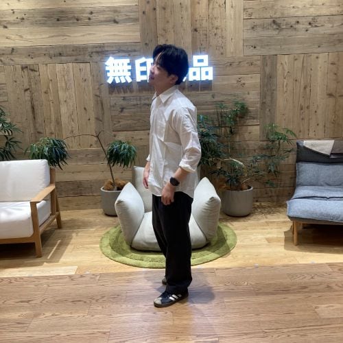 無印良品の衣服を着用した男性