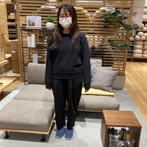 無印良品の衣服を着用している女性の全身