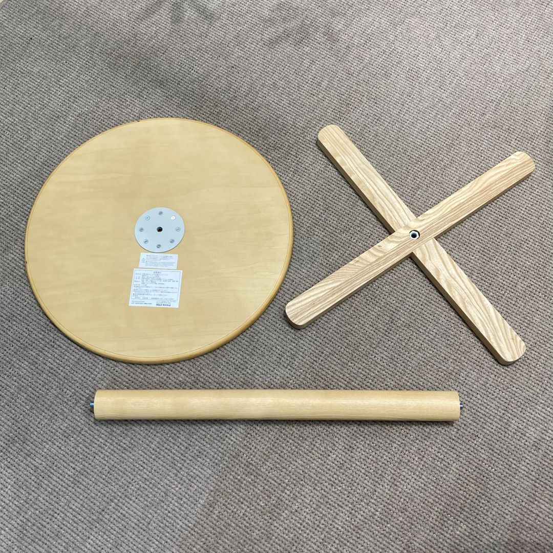 手軽に組み立てられる木製カフェテーブル組立