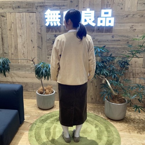 無印良品の素材に還るフリースカーディガンを着て立つ女性