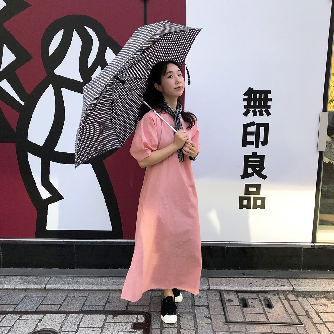 傘をさした女性
