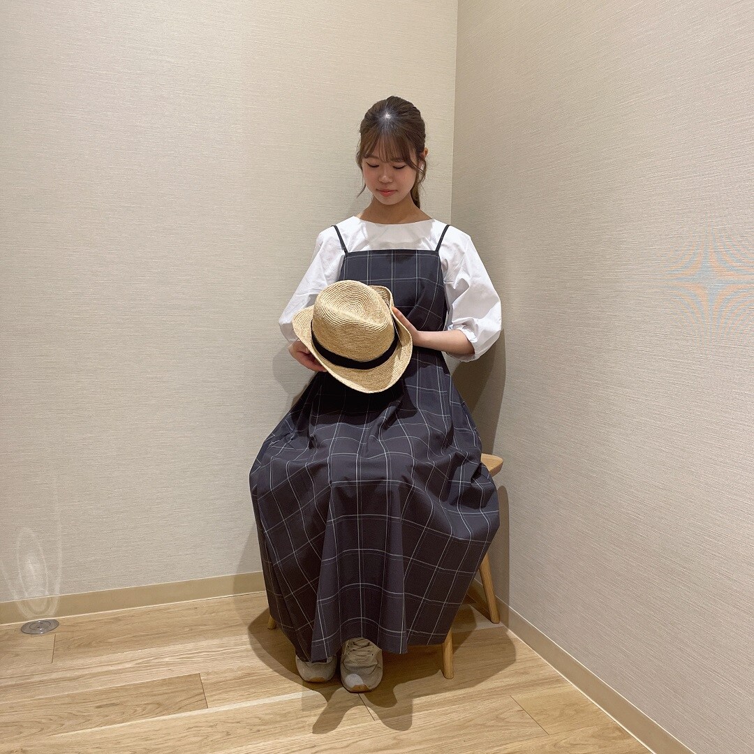 ラフィアの帽子と合わせたイメージ